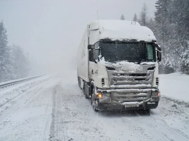 Обледеневшая Scania с неисправным климат контролем
