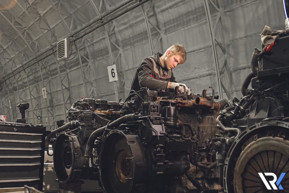 Процесс ремонта двигателя Scania