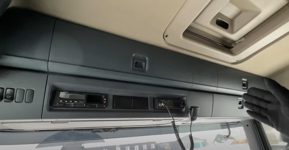 Внутри кабины scania панель с рацией